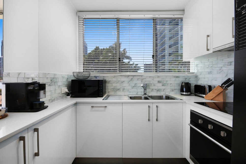 Stylish 2-bed in Surfers Paradise With River Views