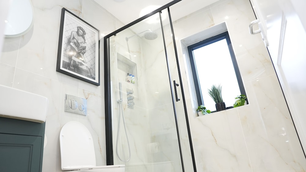 Charming London House - Sleeps 4 & Outdoor Space