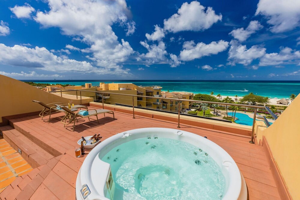 Oceanfront Penthouse 4BR w Roof Top Deck w Jacuzzi Eagle Beach