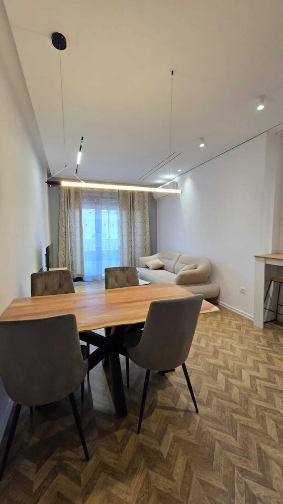 Tirent Apartment-Modern 1-Bedroom Stay Near Liqeni i Thatë