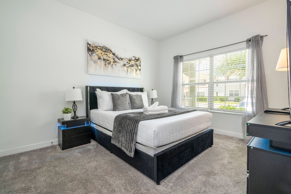 Beautiful 4 BR Close to Disney