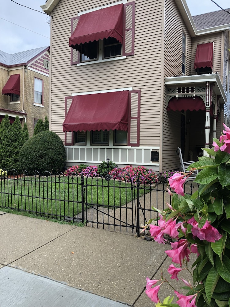 Weller Haus Bed, Breakfast & Event Center
