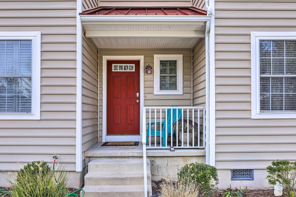 2 Mi to Ocean: Rehoboth Beach Townhome w/ Grill!