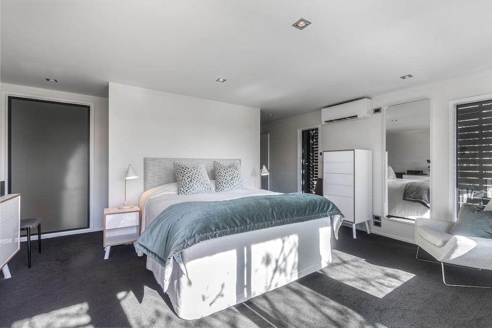 Taonga with panoramic sea views view 3
