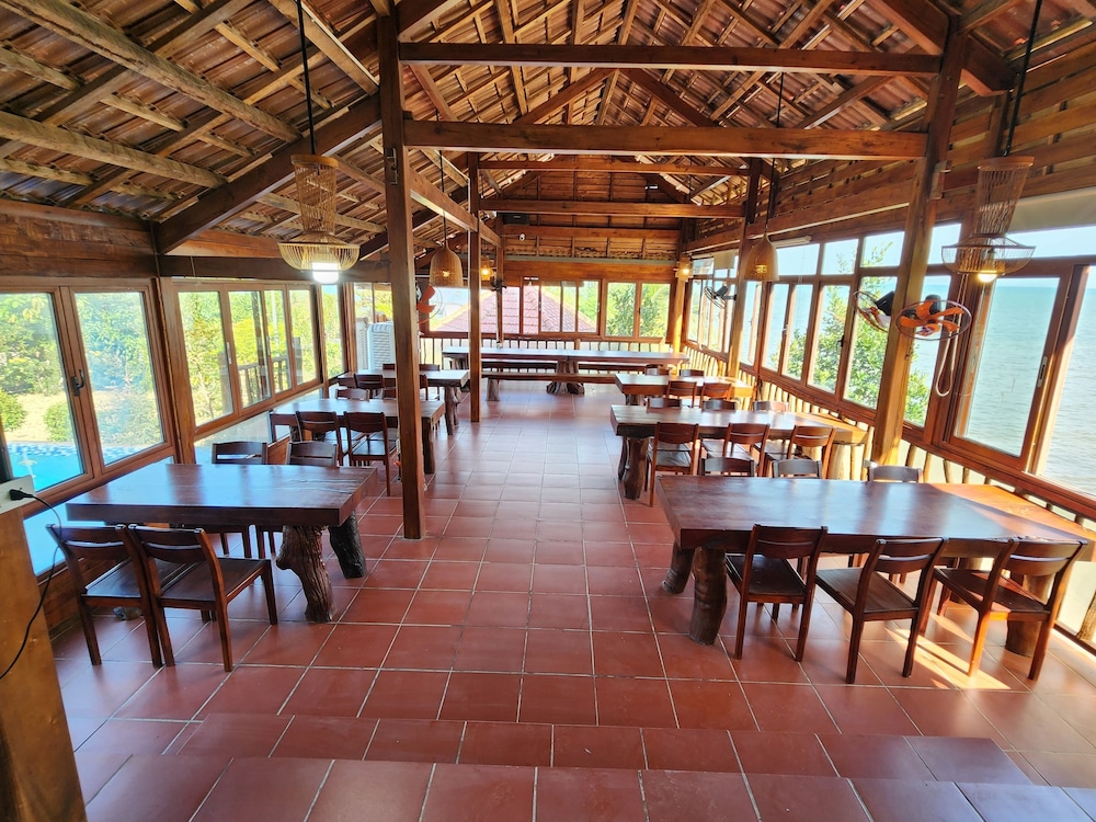 Sunny Shore Resort