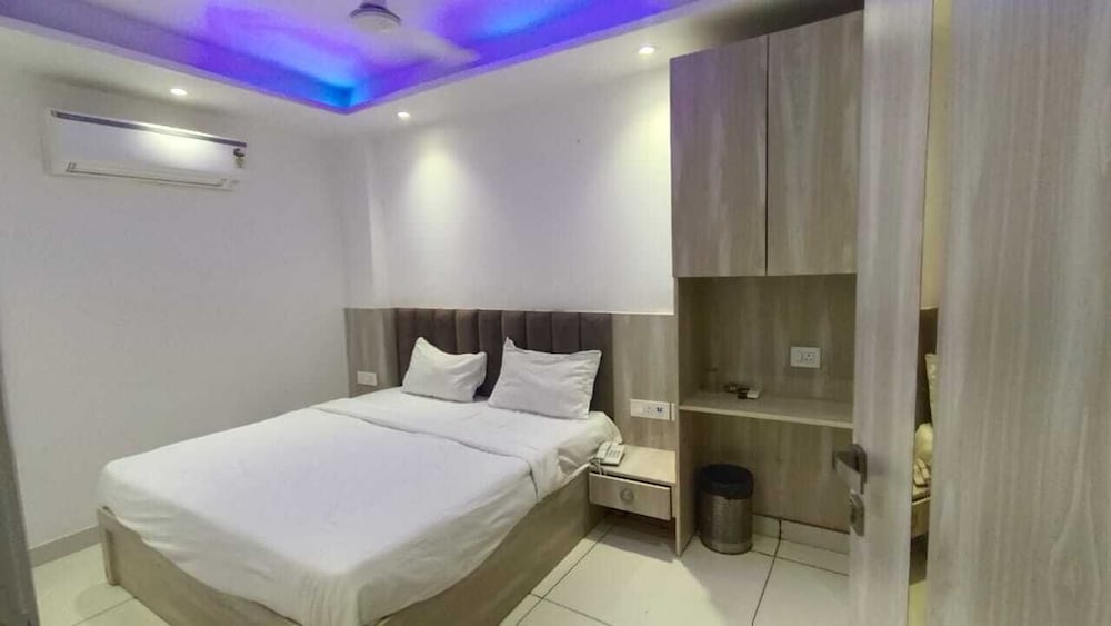 Hotel Red Chilly Adarsh Nagar