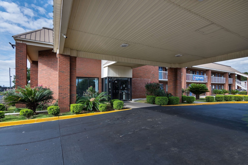 Motel 6 Montgomery, AL - Coliseum