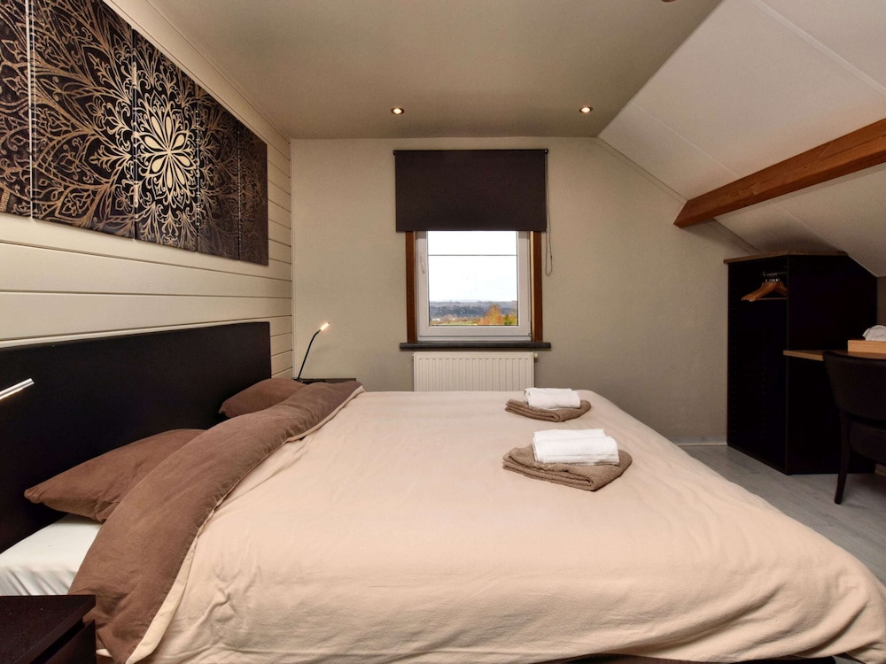 Beautiful, Luxury Home with Sauna, Hot Tub, Private Bathrooms view 3