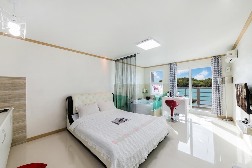 Yeosu Dolsanmaru Pension