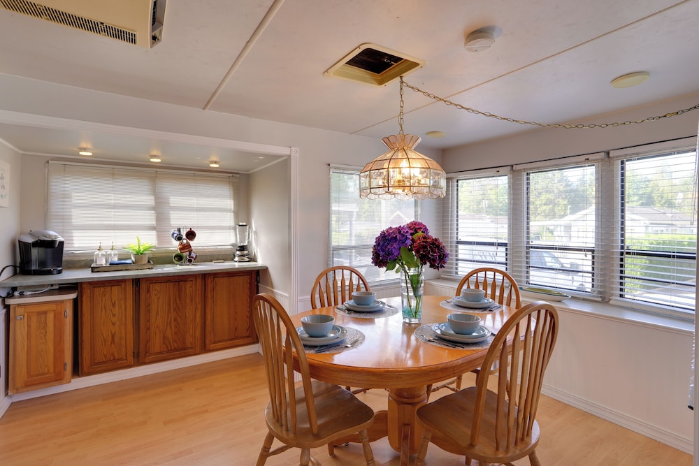 1 Mi to Birch Bay SP! Cozy Cabin w/ Pool Access
