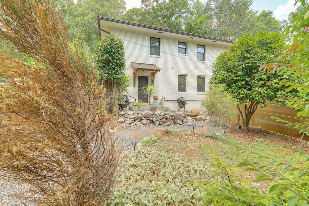 4 Mi to Uga: Bright & Airy Athens Apartment!