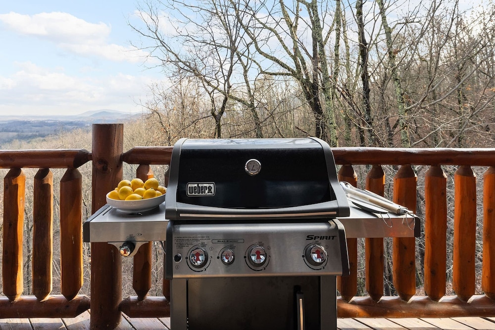 Bears Den Way Resort Cabin w Games Hot Tub View Mins From Dollywood