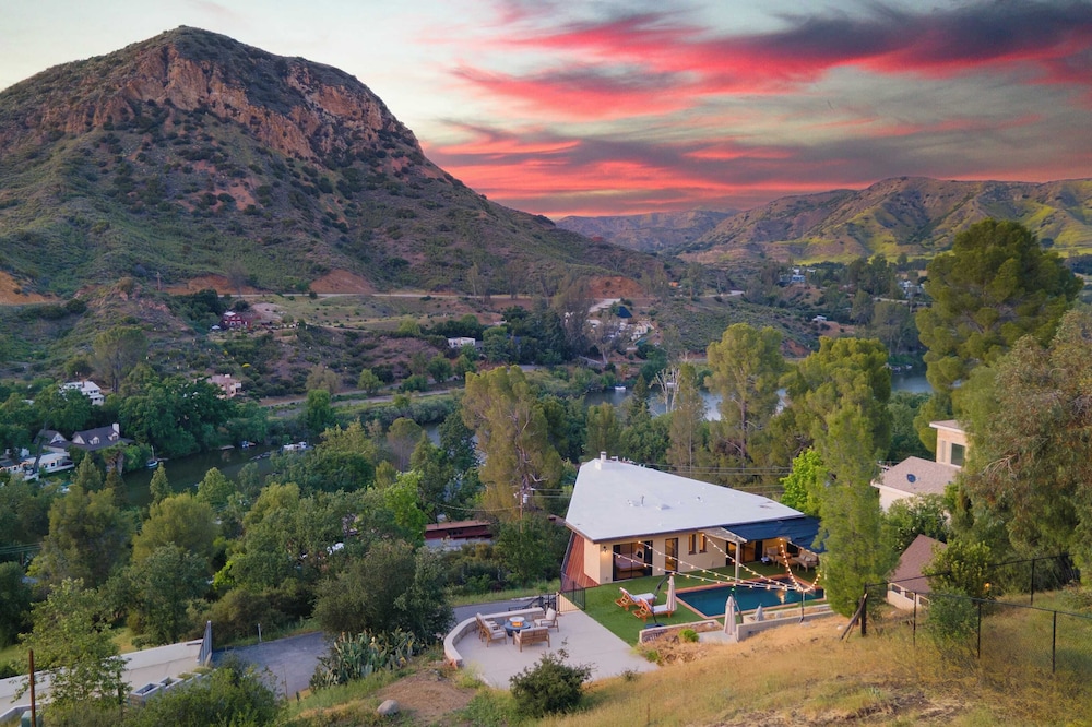 Designer Retreat w/ Pool, Firepits, Panoramic Views The Lake House at Malibu