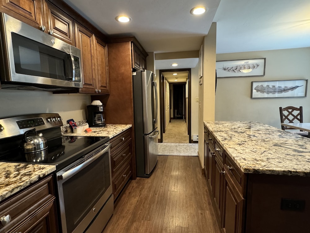 Beautiful Renovated 3br In Keystone 3 Bedroom Condo