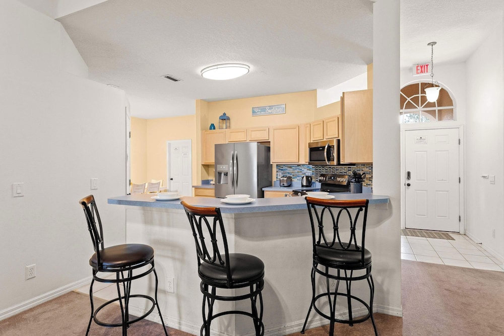 Poolside At Calabay - Home for 11 With Game Room, Pool & Hot Tub