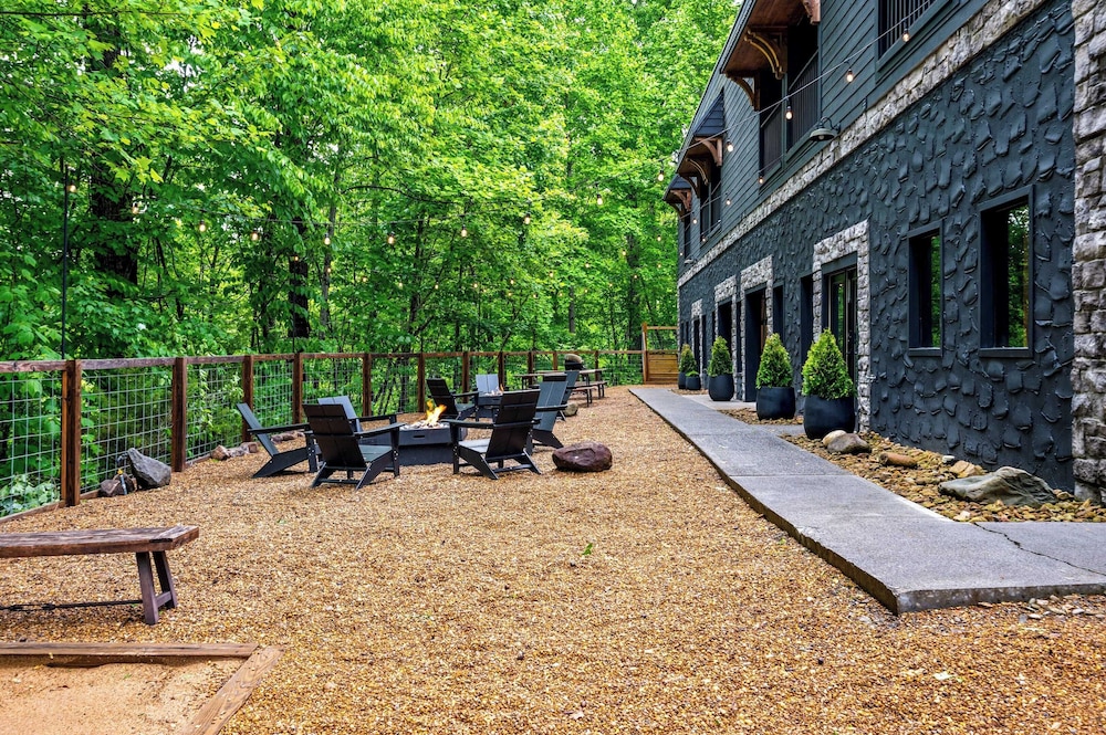 Indoor Heated Pool, Game Room, Hot Tub, Firepits & Spacious Lodge Perfect for Families, Groups & Friends 2 Firefly Mountain Suites by Avantstay