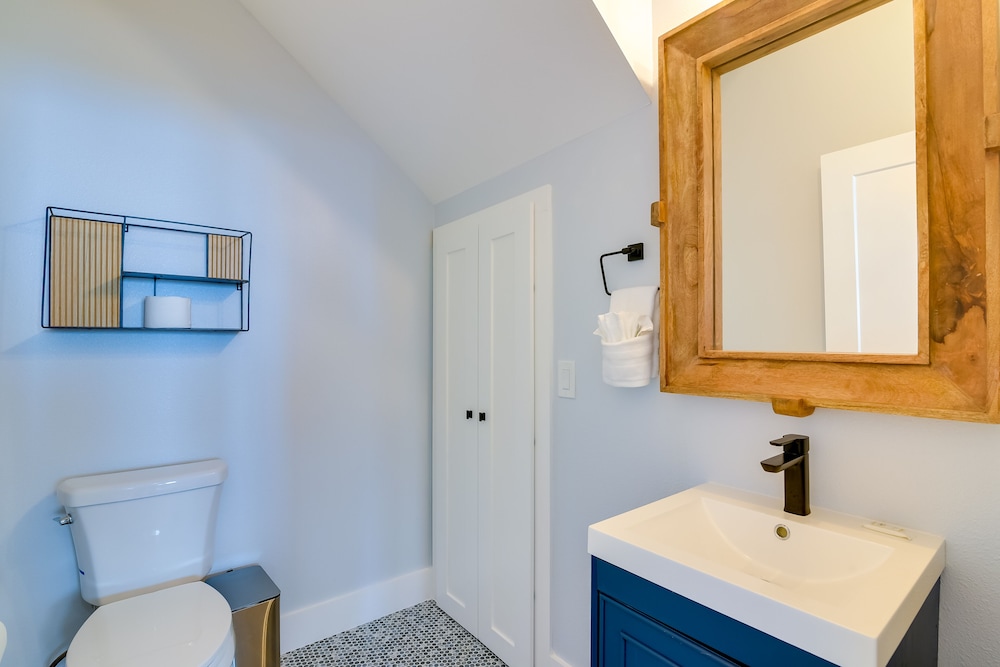 Steps to Beach: Vibrant House in Galveston!