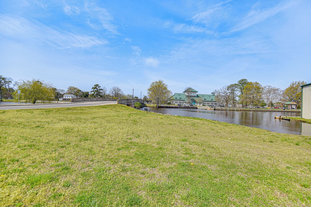 Elizabeth City Home w/ Fire Pit < 1 Mi to Downtown