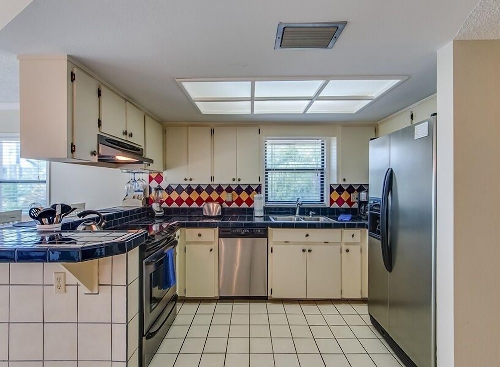 Sun Harbor Unit 1 - A Weekly Beach Rental 3 Bedroom Townhouse by Redawning view 4