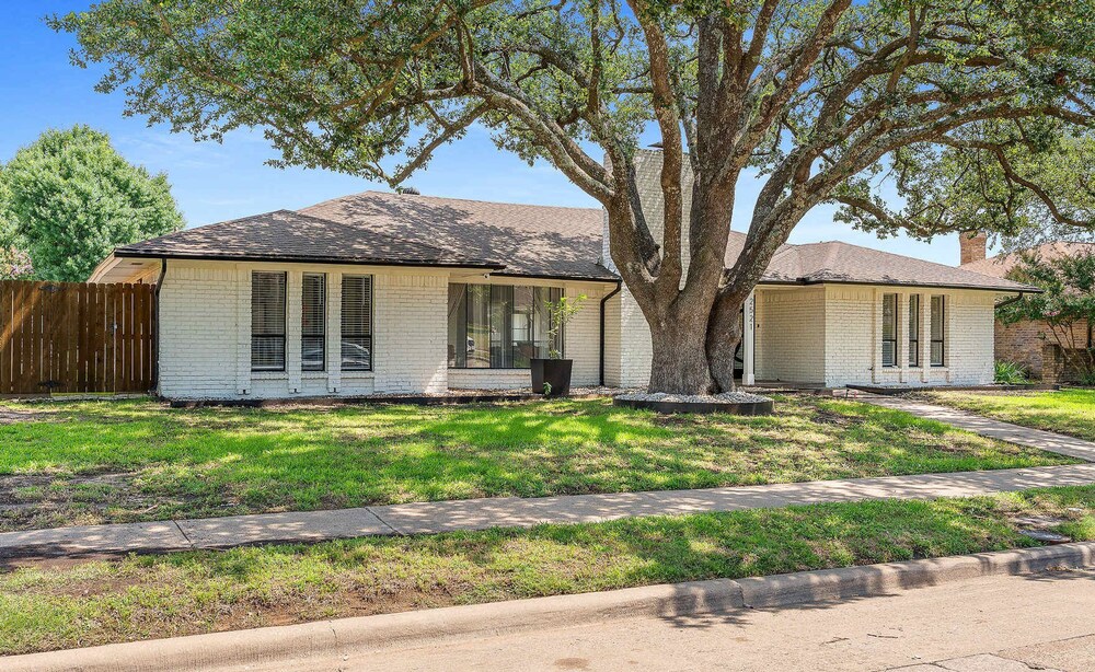 The Belvedere Pet Friendly Spacious Yard