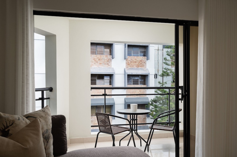 Plaza Colonial Residence By YellowKey