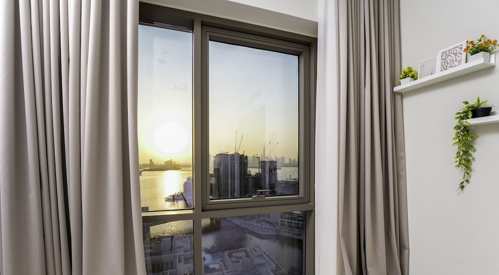 Chic 2 BR in Vida Residences Canal View