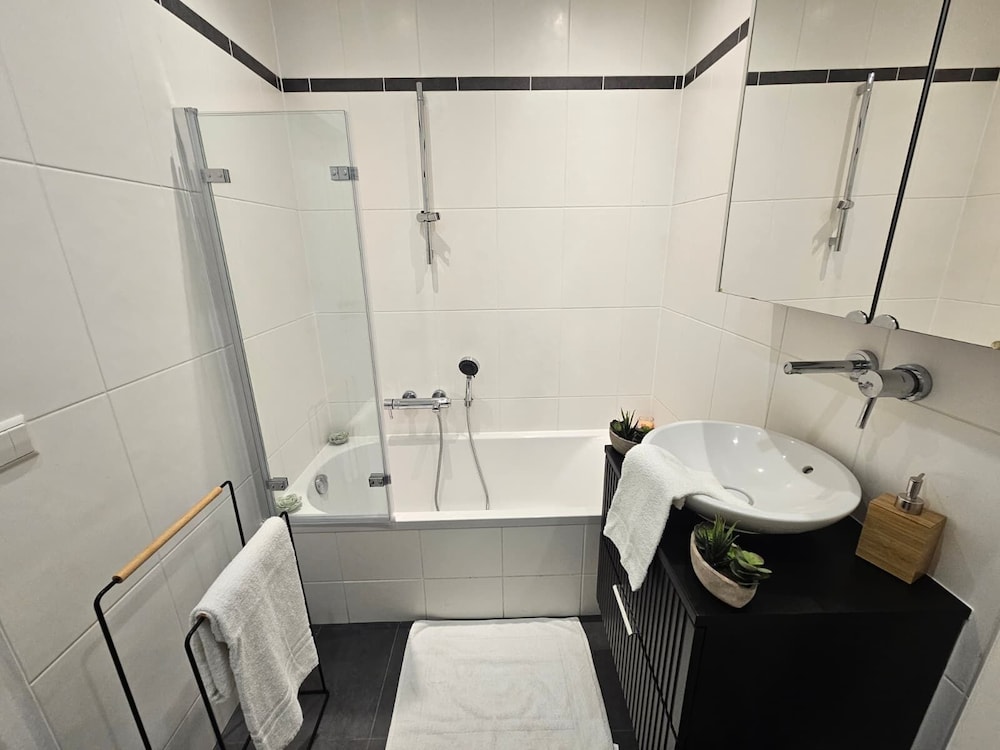 Ideal city stay 1BR near train station