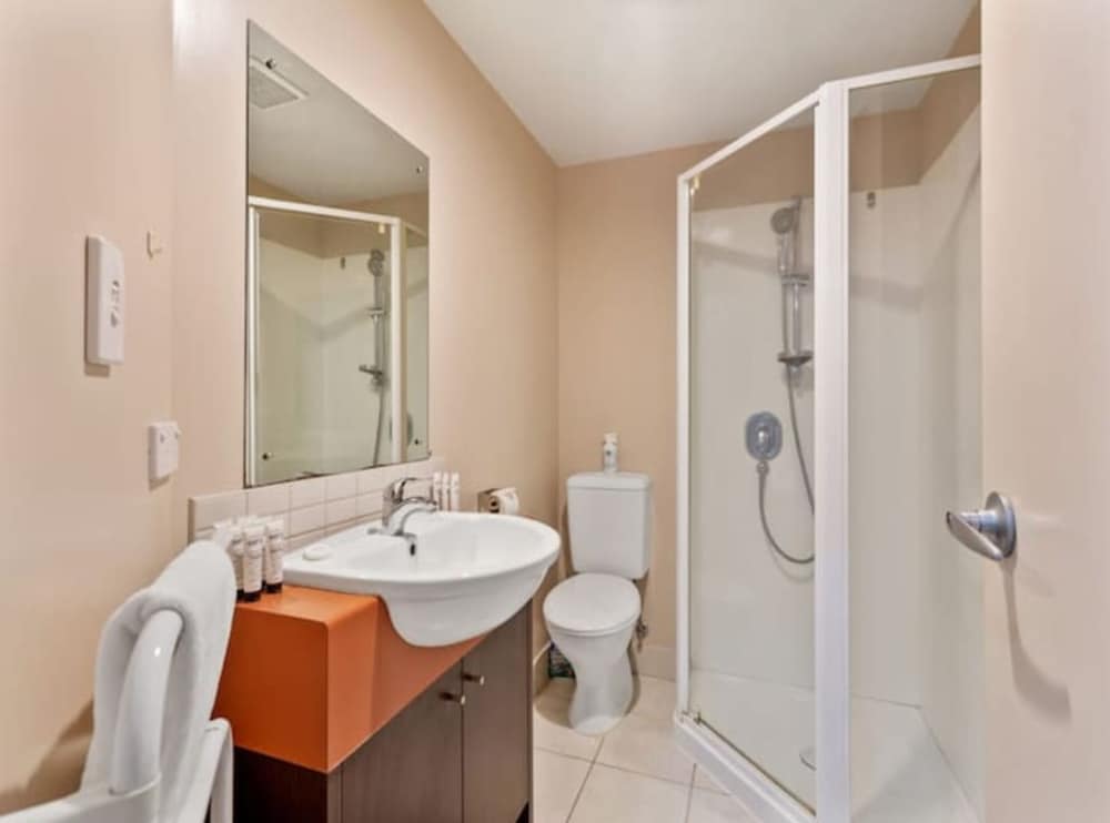 Uptown Two Bedroom Apartment With The Essentials photo 4
