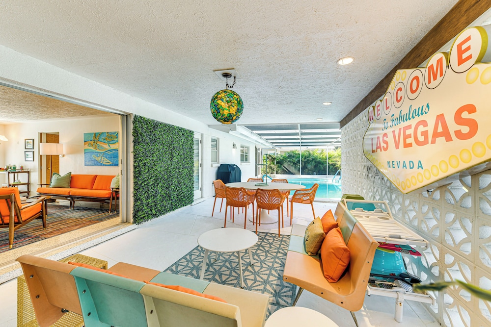Lanai & Pet Friendly! Retro-chic Sarasota Home!