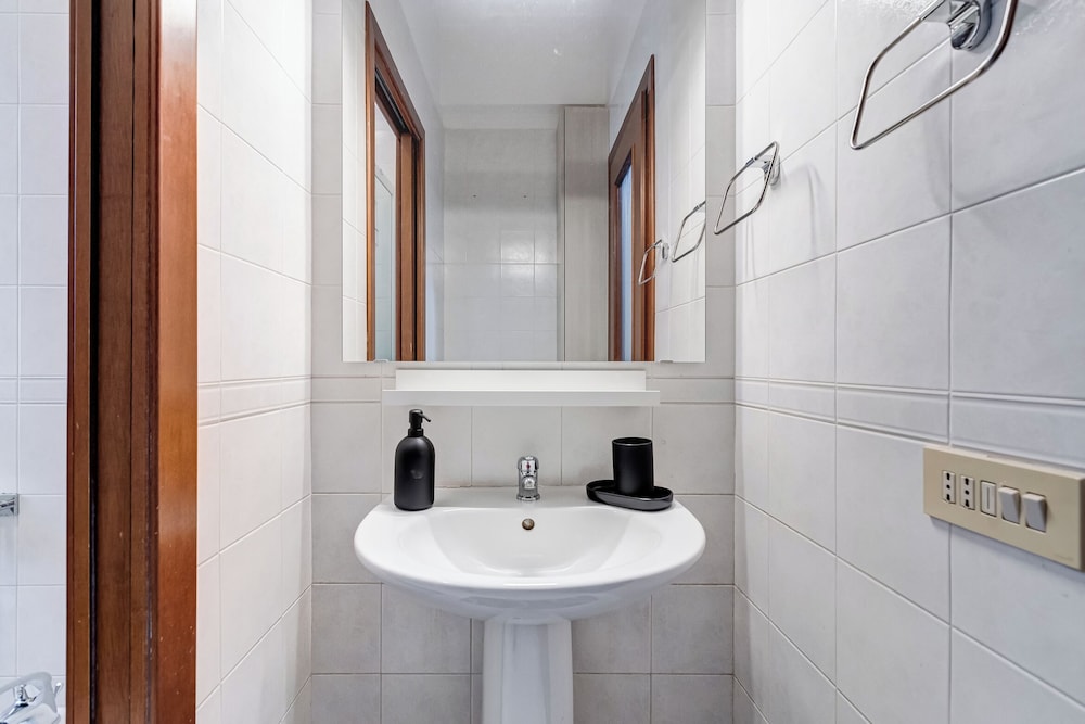 Cozy 2-Bedroom Flat with Balcony