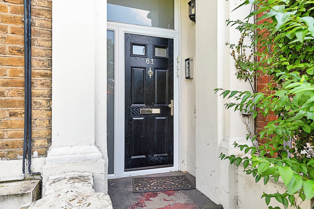 Bright and Newly Furnished Acton Apartment