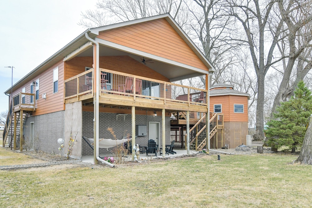 6 Mi to Dtwn Pella: Riverfront Cabin w/ Game Room!