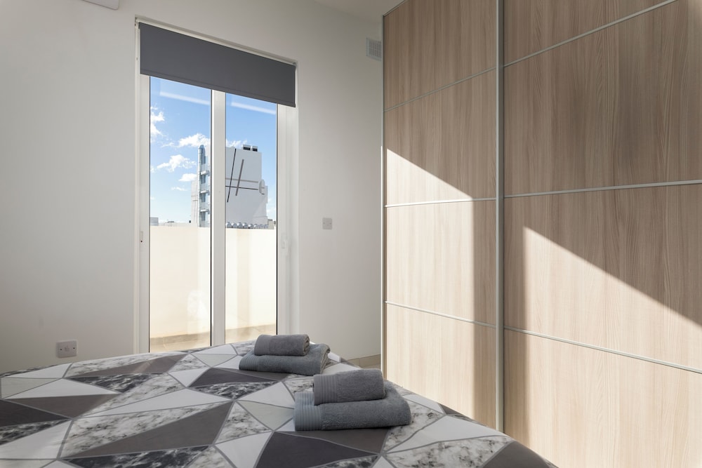 Stylish Penthouse - Terrace near Spinola