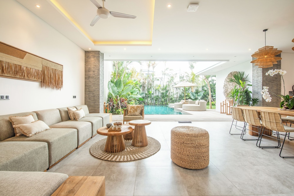 Coastal Comfort: Cozy 4BR Villa, 5 Min Walk to Finns Beach