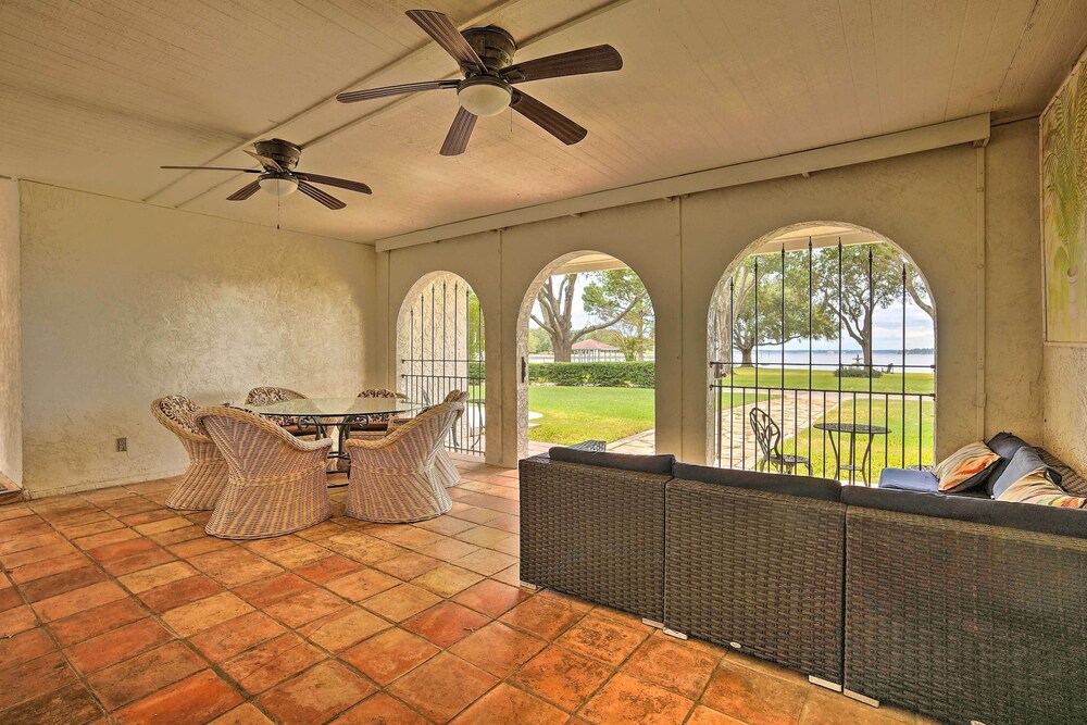 Modern Lake Conroe House w/ Lakefront Park & Deck! view 3