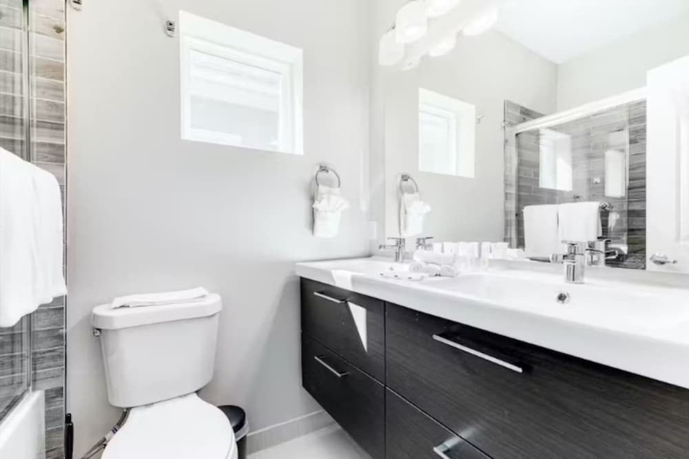 Stylish 3BR Townhome Near Downtown The Heights
