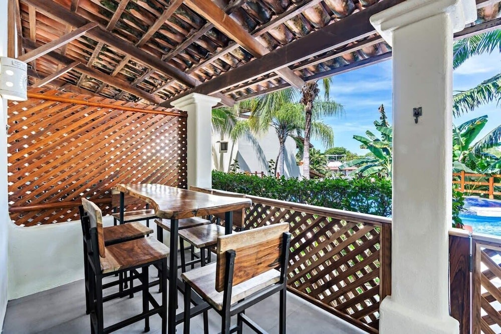 Modern Split-Level 2-Bedroom Condo with Pools, Terrace & Easy Beach Access