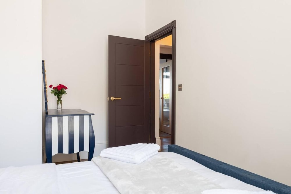 Beachfront Escape & Wow Sea Views, Luxury Retreat view 5