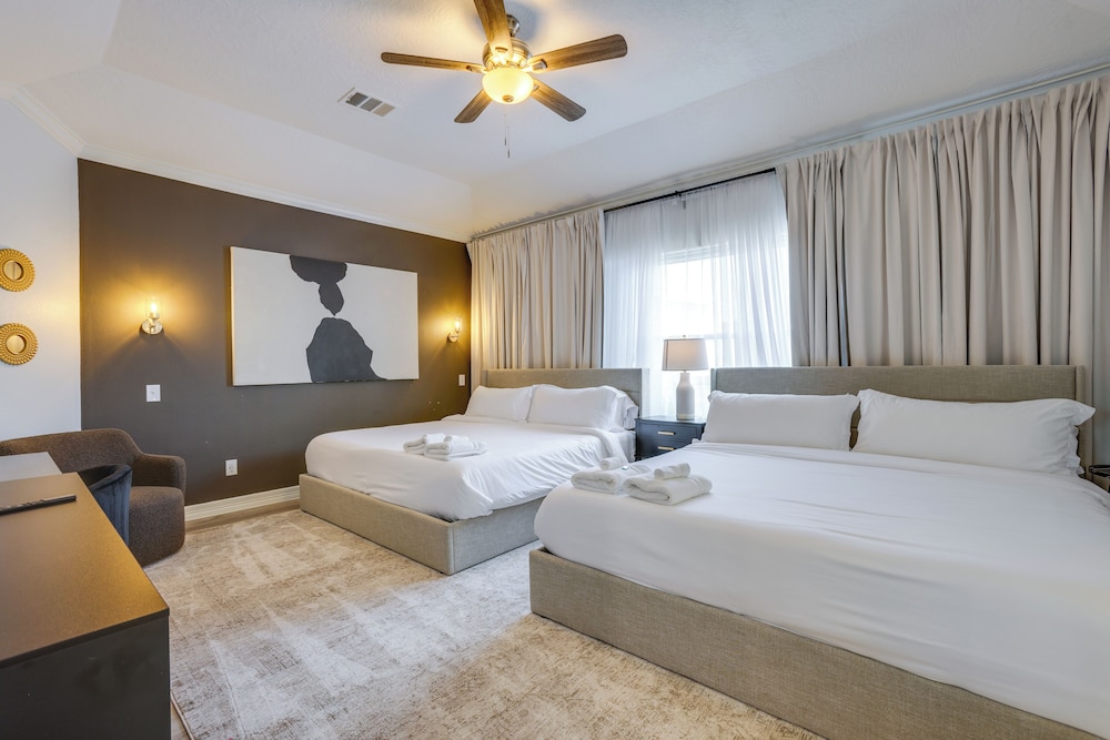 Yard & Workspaces: Luxe Duplex Unit in Houston