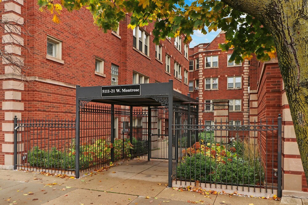 1BR Portage Park Apt in Montrose view 3