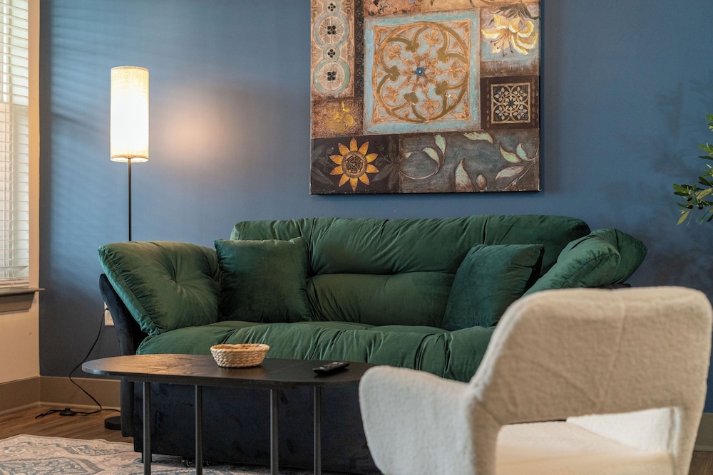 Monarch Apartments 15m to Parks, Pet Friendly, Free Parking by Heavenly Homes