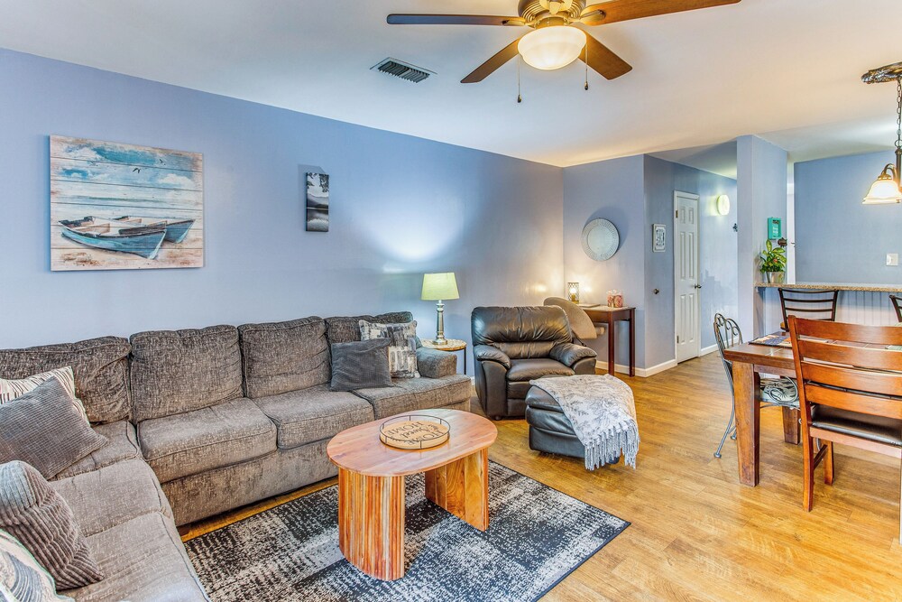 Walk to Ocean: Myrtle Beach Townhome w/ Patio