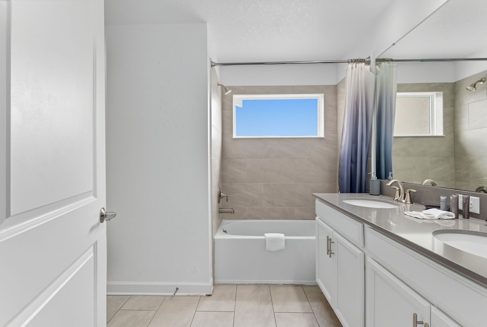 Chic & Fun Family Stay 10 Mins to Disney