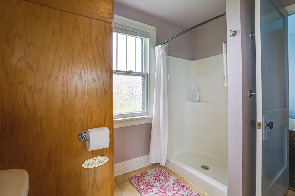 Group Getaway: Luxe Farmhouse in Mt Horeb!