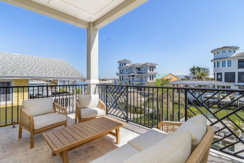 260 Coastal Luxe Retreat: 5bd/4.5ba, Pool & Spa, Water Views 5 Bedroom Home