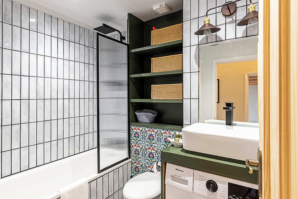 Beautiful Two Bedroom Abode Near Victoria