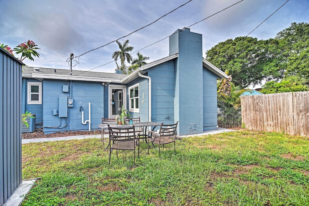 Cozy Jungle Escape < 1 Mi to Gulfport Beach! view 5