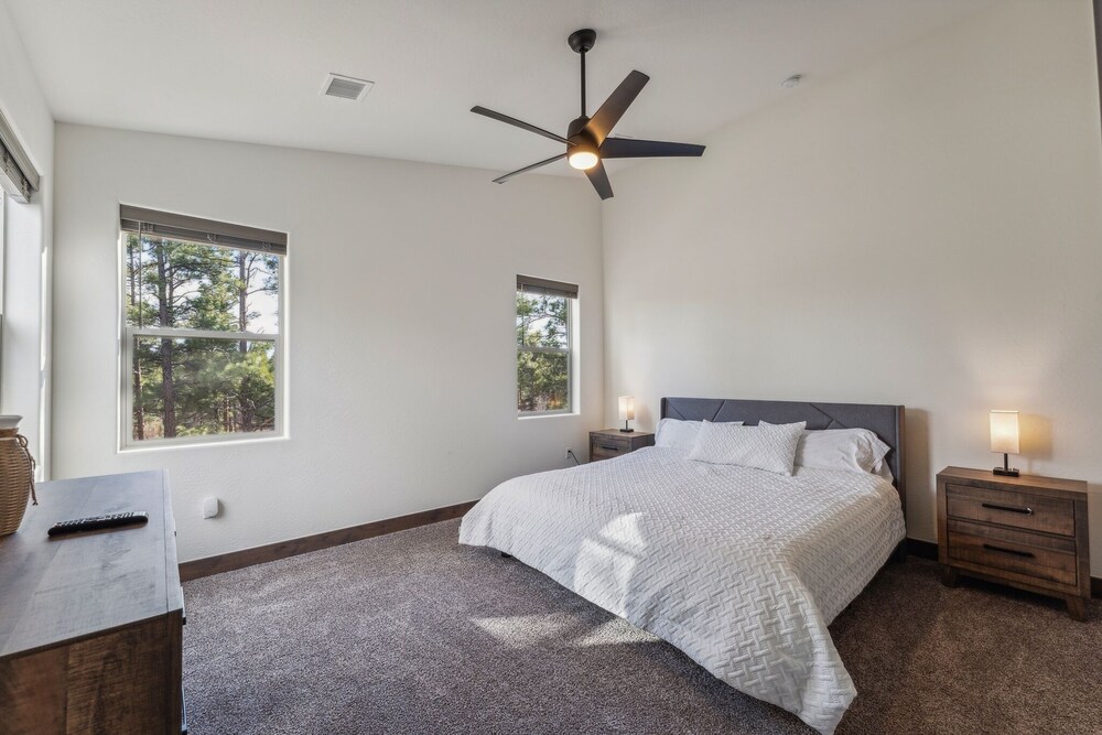 Scenic Golf Retreat With Modern Comforts & Fireplace 4 Bedroom Townhouse