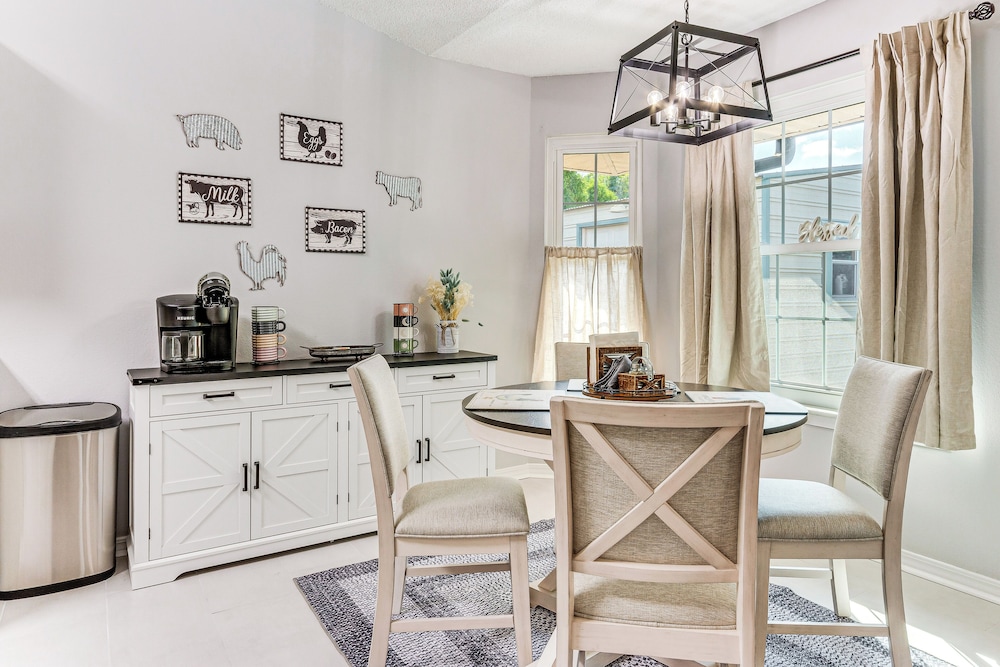 1 Mi to Zoo: 'rustic Bungalow' Gem in Gulf Breeze!