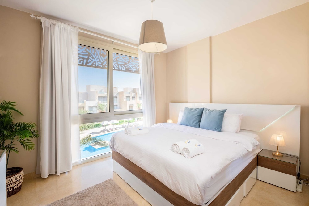 Xuru Stays I Exotic 1bdr w/ Outdoor Terrace Pool & Beach Access